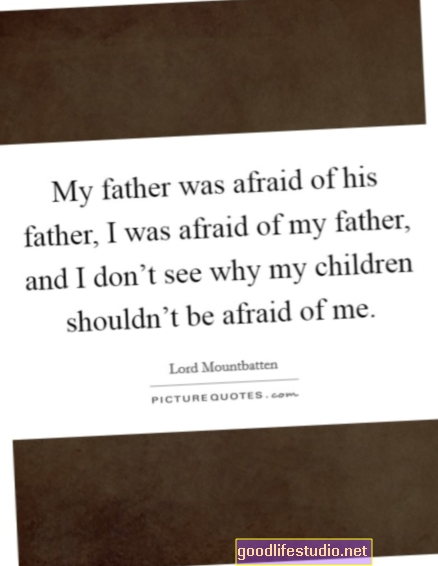 أخاف من والدي