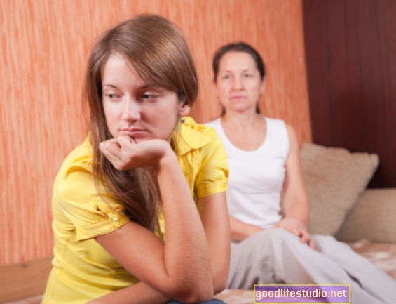 Hija adolescente siente que mi novio es inapropiado