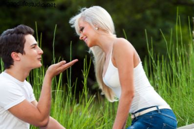 Mit jelent, ha egy srác barátja megcsókol egy csókot?