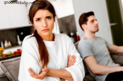 8 причин, почему твой парень игнорирует тебя (и что делать)