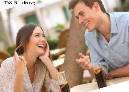 9 signes de flirt entre les gars et les filles