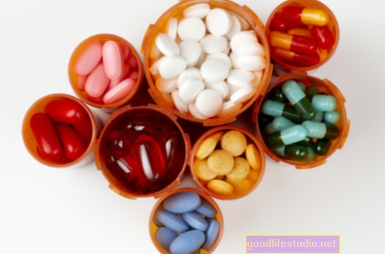 Додавање антипсихотичних лекова антидепресивима показује ризик, малу корист