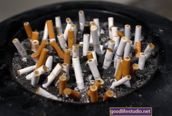 वयस्क सिगरेट धूम्रपान 1965 के बाद से सबसे कम दर हिट करता है
