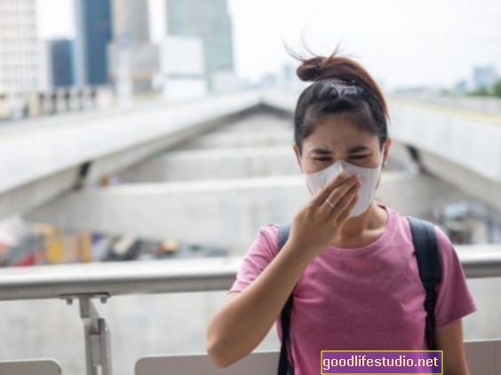 La contaminación del aire puede intensificar la reacción nerviosa de los adolescentes al estrés social