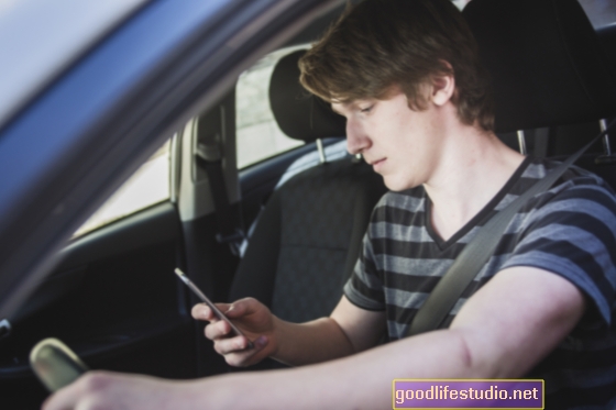 Med novimi moškimi vozniki najstniki presegajo moške v dvajsetih letih