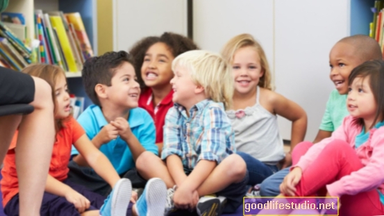 बच्चों को दूसरों को देखकर सामाजिक व्यवहार सीख सकते हैं