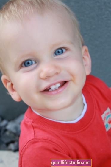 Неспособността на бебетата да осъществяват контакт с очите / усмивка, използвани за задействане на аутистични интервенции