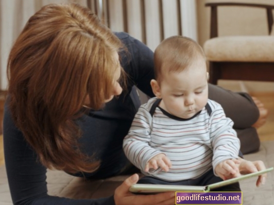 Konkreetsete inimeste ja objektidega raamatud võivad aidata imikute õppimist