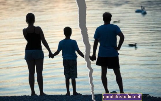 Разпадането на доведени родители може да стресира доведени деца
