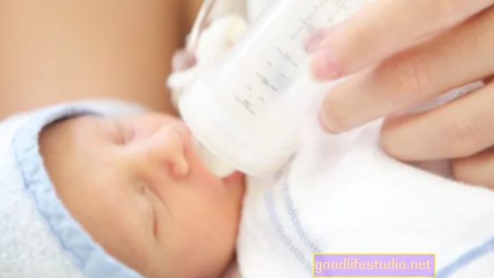 स्तन शिशुओं के मस्तिष्क के विकास के लिए सबसे अच्छा दूध