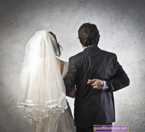 Krāpšanās laulībā var nozīmēt krāpšanos darbā