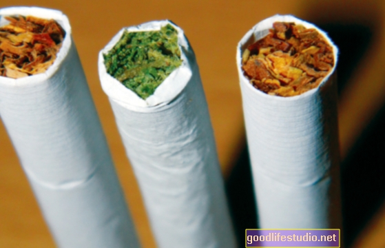 Cigarete dolje, marihuana se stalno koristi u anketi o tinejdžerima