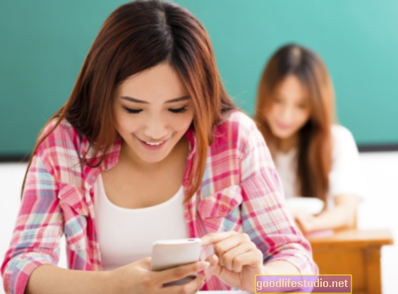 Los mensajes de texto compulsivos vinculados a un rendimiento escolar deficiente en las adolescentes
