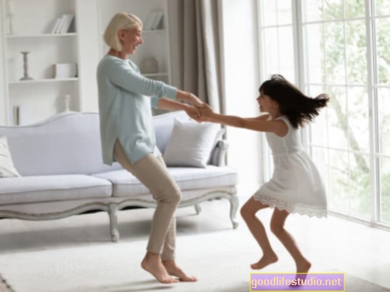 Танцуване с баба за повишаване на настроението, укрепване на фамилните връзки