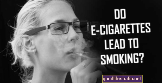 ¿Los cigarrillos electrónicos conducen a fumar tabaco?