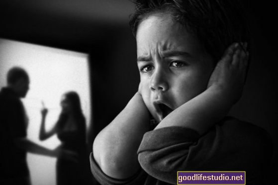 Häuslicher Missbrauch in Kombination mit Missbrauch im Kindesalter erhöht die Traumasymptome bei jungen Müttern