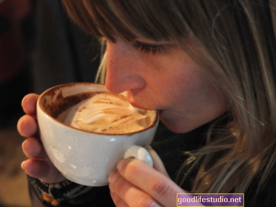 Bere caffè può aiutare ad attivare le difese contro i grassi del corpo