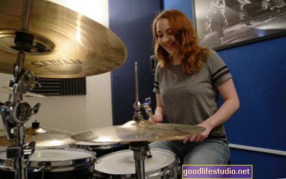 Schlagzeugunterricht kann autistischen Kindern in der Schule helfen
