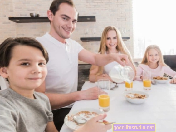 Frühstücken mit Eltern, die an ein besseres Körperbild für Kinder gebunden sind