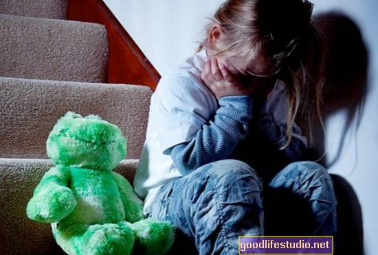 El abuso emocional puede dañar a los niños tanto como otros tipos
