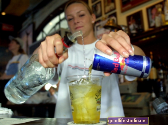 Băuturi energizante + Alcool = Tulburări de alcool la adolescenți