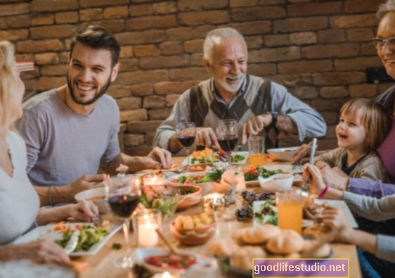 Družinske večerje lahko okrepijo duševno zdravje najstnikov