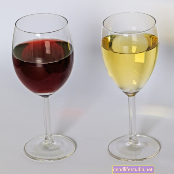Chiết xuất từ ​​trà xanh, rượu vang đỏ có thể giúp ngăn chặn bệnh Alzheimer