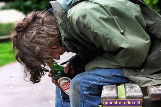 Gli alcolisti senzatetto iniziano in genere a bere da bambini