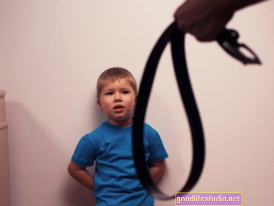 Kaip vaikystės trauma gali sukelti vėlesnės psichozės riziką