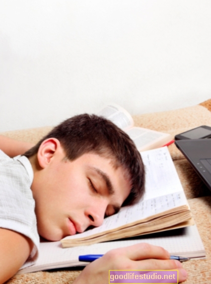 Jak může ztráta spánku vést k přírůstku hmotnosti