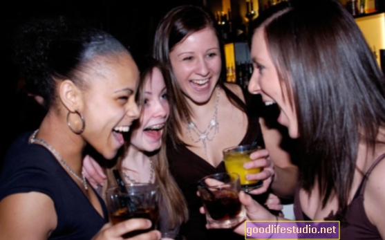 При тийнейджърките алкохолните навици обикновено се различават по раса