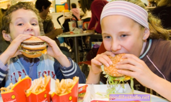При младите деца нездравословната храна, свързана с психични заболявания