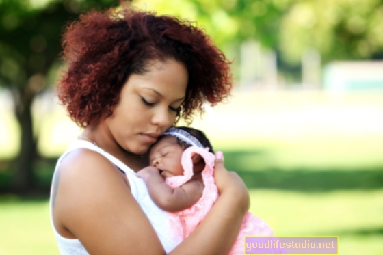 Nedostatečná péče po porodu může vést chudé maminky k ER