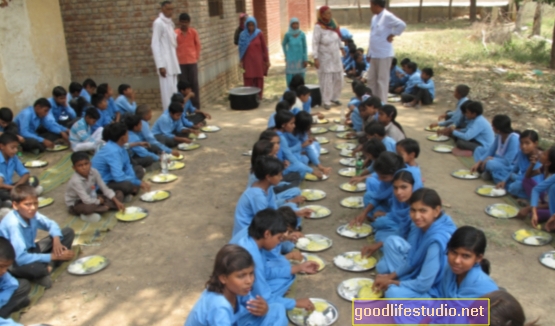 Nghiên cứu của Ấn Độ: Bữa trưa ở trường bình thường Thúc đẩy đáng kể việc học tập của trẻ em theo thời gian