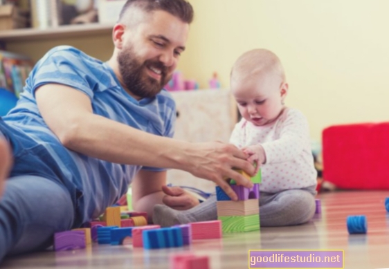 Les pères impliqués améliorent les résultats comportementaux à la première année