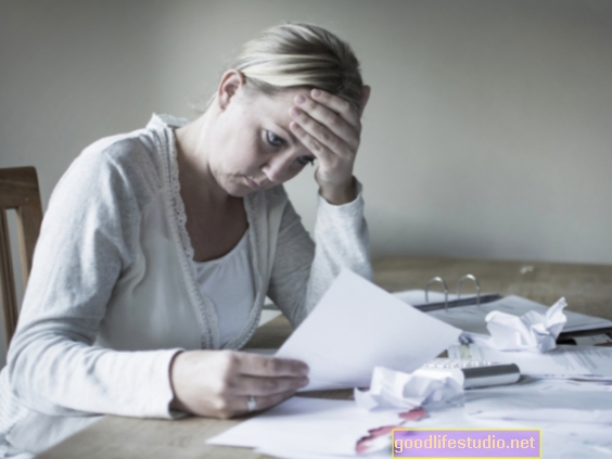 Факторът на домашния насилие ли е финансовият стрес?