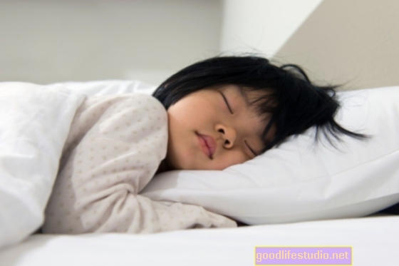 Vaikai labiau linkę miegoti, jei tai daro tėvai