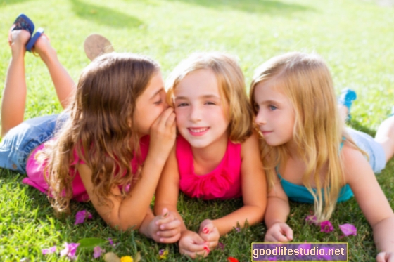 Vaikai linkę teikti pirmenybę draugams, kurie kalba taip, kaip jie kalba