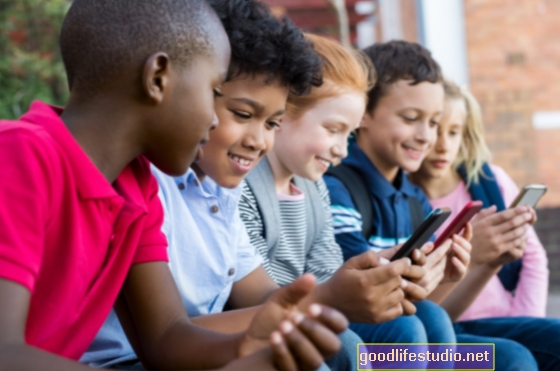 Kanak-kanak Yang Mempunyai Telefon Bimbit Lebih Berkemungkinan Diganggu Siber