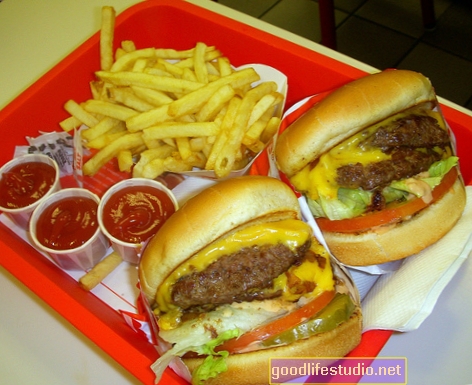 Das Leben in der Nähe von Fast-Food-Restaurants hat möglicherweise nur geringe Auswirkungen auf das Gewicht
