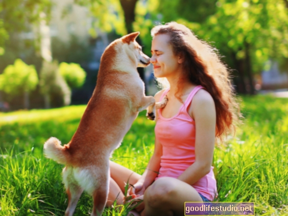 Mīli savu suni? Suņu īpašnieku obligācijas, kas ir līdzīgas bērna un vecāku saistībām