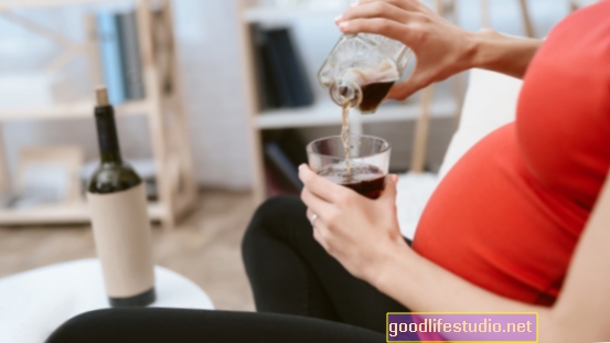 母親のどんちゃん騒ぎの飲酒は胎児の脳機能を遅くする