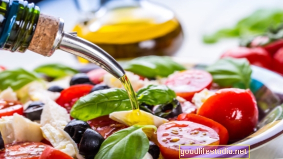 Vahemere dieet pluss oliiviõli või pähklid, mis on seotud parema kognitiivse funktsiooniga
