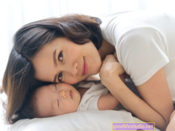 Comportamentul mamei afectează legarea oxitocinei hormonale la bebeluși