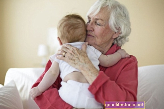 Más abuelos que cuidan a los niños, pero la calidad varía