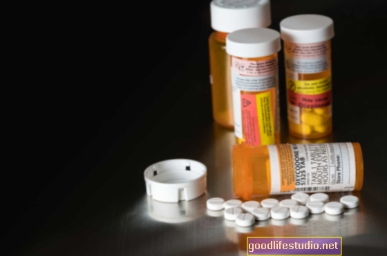 Opioidleri Kötüye Kullanan Çoğu Kadın Ayrıca Başka Bir Madde Kullanıyor
