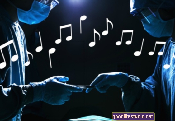Glasba, ki pomirja kirurške bolnike