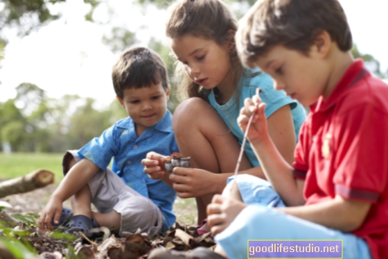 自然の遊びは子供たちの創造性、複雑な思考、社会的スキルを高めることができます