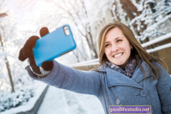 Ne všichni uživatelé selfie jsou narcisfičtí