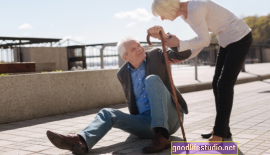 قد يكون كبار السن الذين يقعون في عمليات الاحتيال أكثر عرضة للإصابة بالخرف